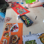 Zbliżenie na stół z rysunkami kociej kawiarni