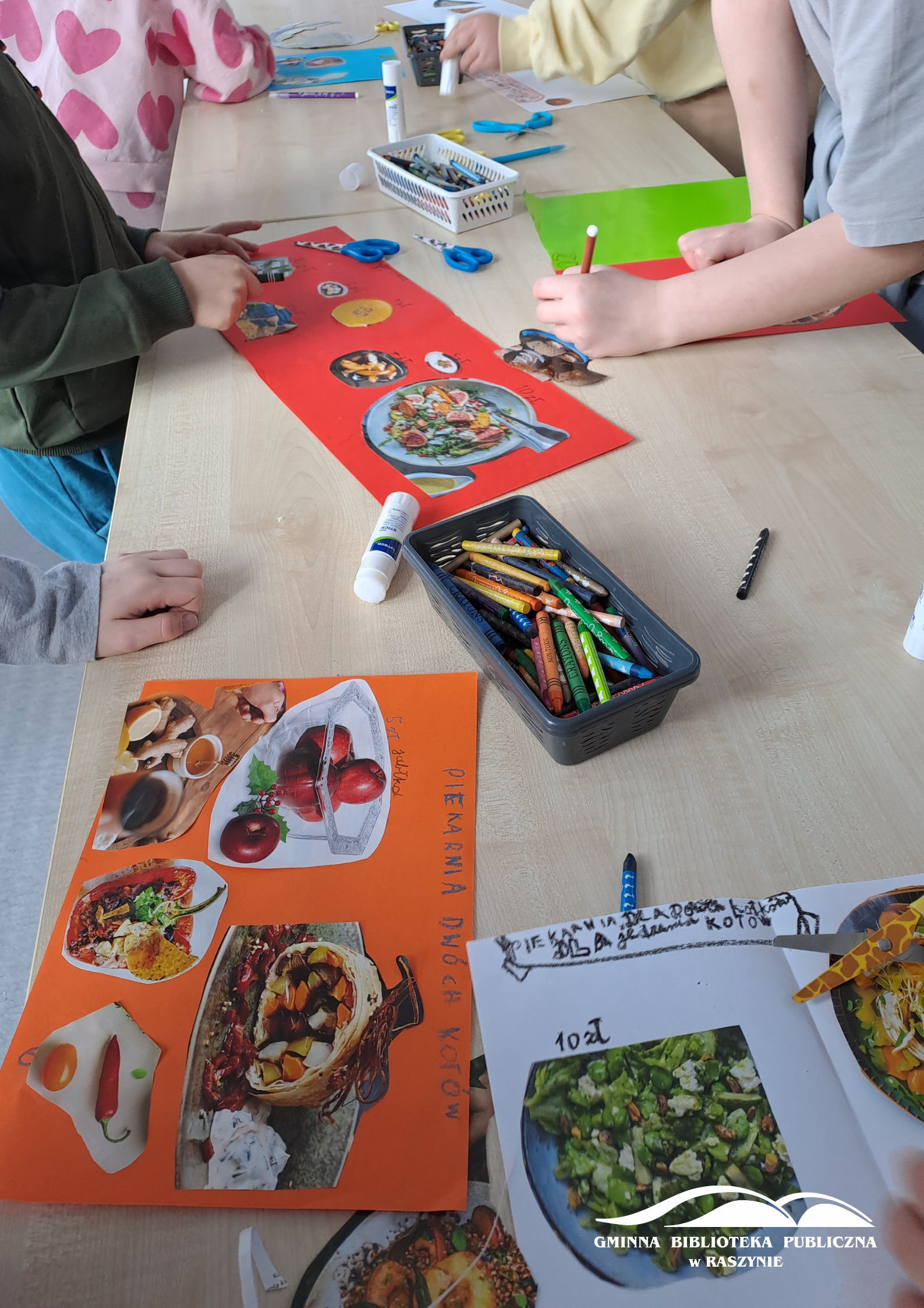 Zbliżenie na stół z rysunkami kociej kawiarni