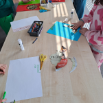 Zbliżenie na stół z przyborami do rysowania