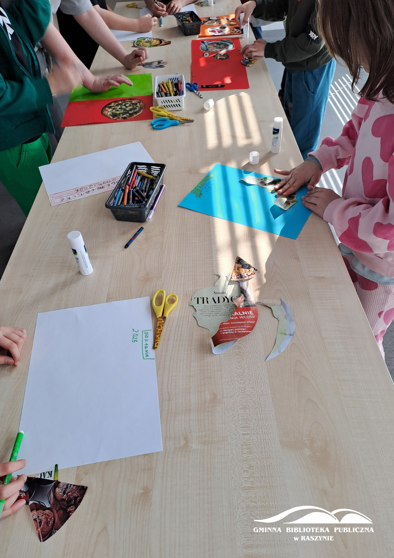 Zbliżenie na stół z przyborami do rysowania