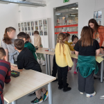 Uczniowie pracują nad swoimi rysunkami