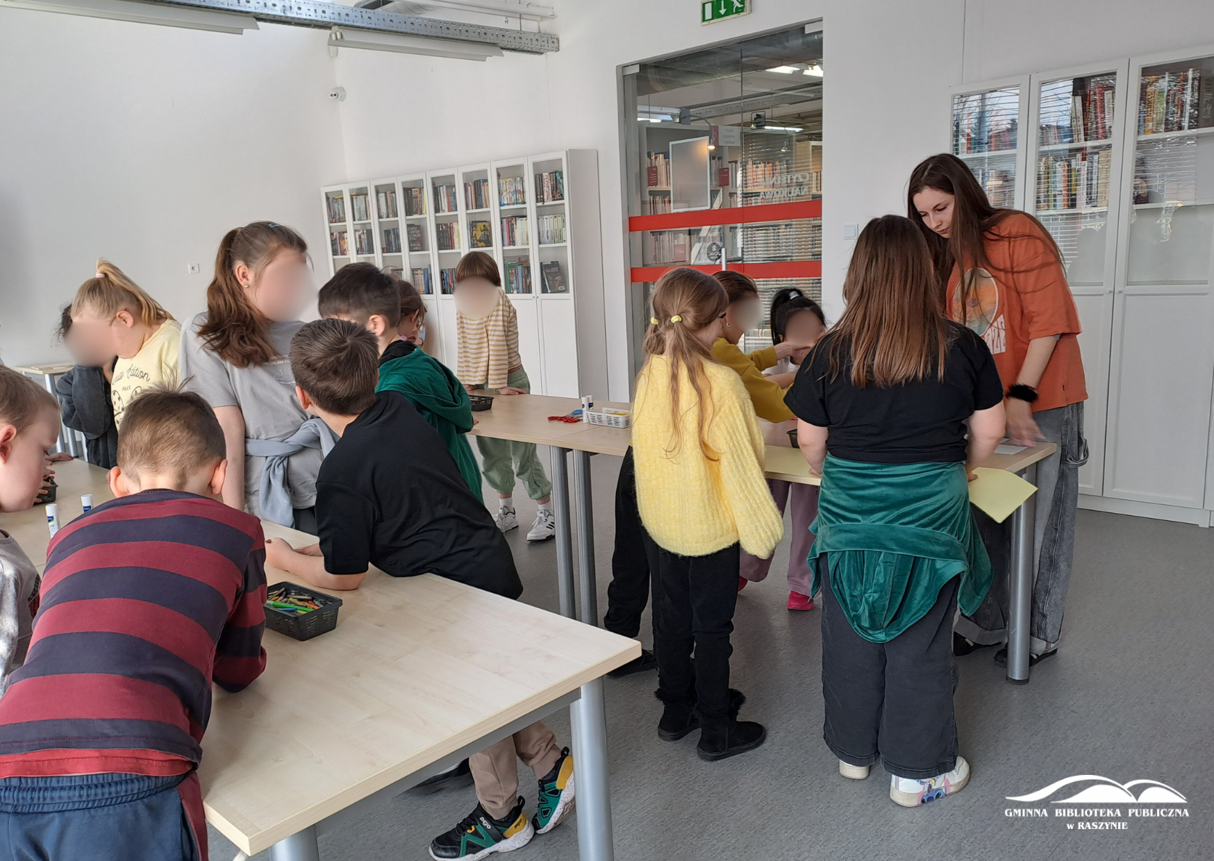 Uczniowie pracują nad swoimi rysunkami