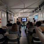 Widok na publiczność (od tyłu). Pośrodku ekran z fotografią likwidatorów podczas pracy