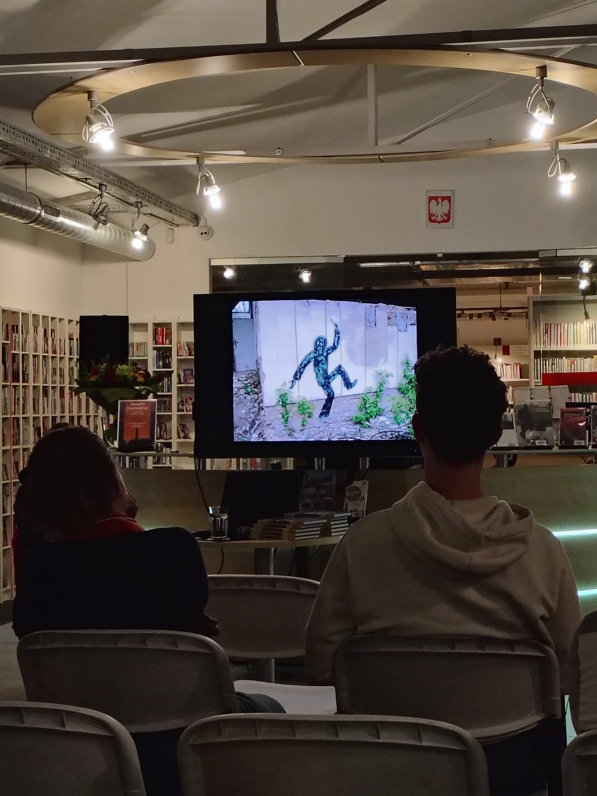 Fotografia "cienia Hiroshimy" wykonana sprejem na jednym z budynków w strefie wykluczenia