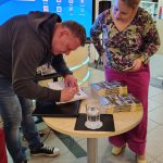 Autor podpisuje swoją książkę "Sekrety Czarnobyla"