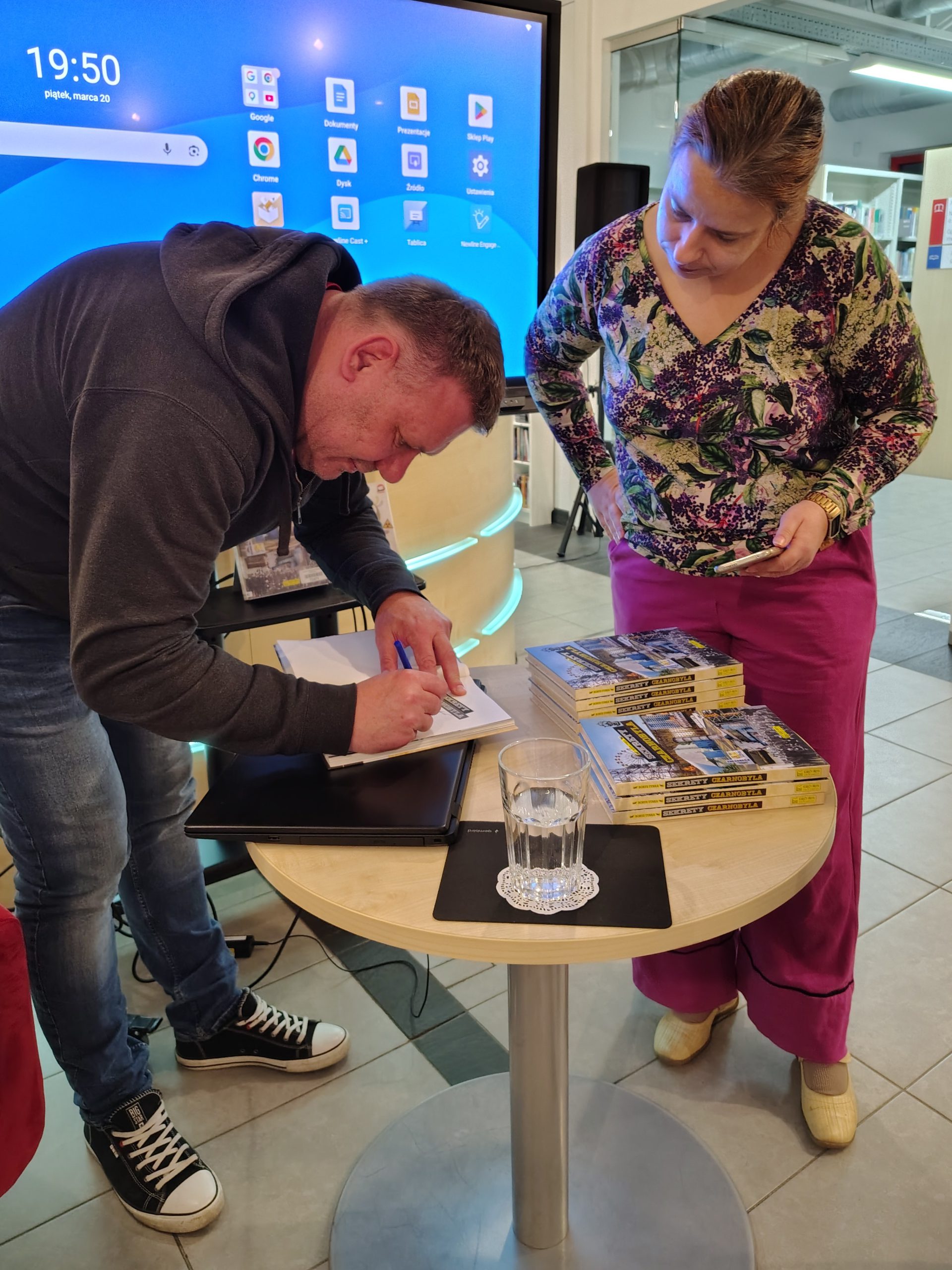 Autor podpisuje swoją książkę "Sekrety Czarnobyla"