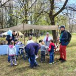 Jeden z namiotów zawodów dawnych, widać kilkoro uczestników