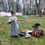 Rekonstruktorka w stroju stylizowanym na 18 wiek