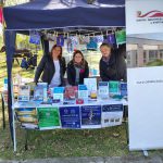 Przedstawicielki biblioteki na stoisku w granatowym namiocie