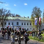 Wymarsz wojsk z ronda przed pałacem w Falentach