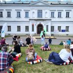 Tancerze podczas tańców dawnych na tle pałacu w Falentach, od tyłu widać zgromadzoną widownię