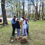 Stanowisko plecenia sznura, widać kilka osób podczas pracy