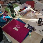 Powstający kolaż - widać materiały plastyczne, nożyczki, klej