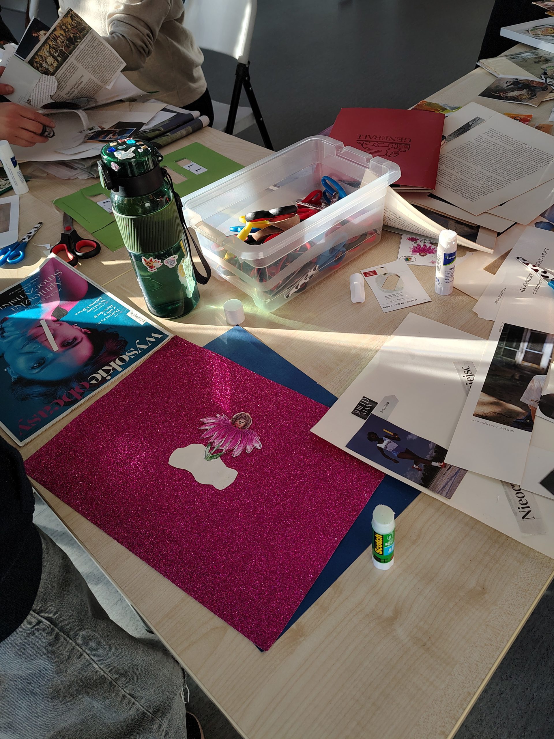 Powstający kolaż - widać materiały plastyczne, nożyczki, klej