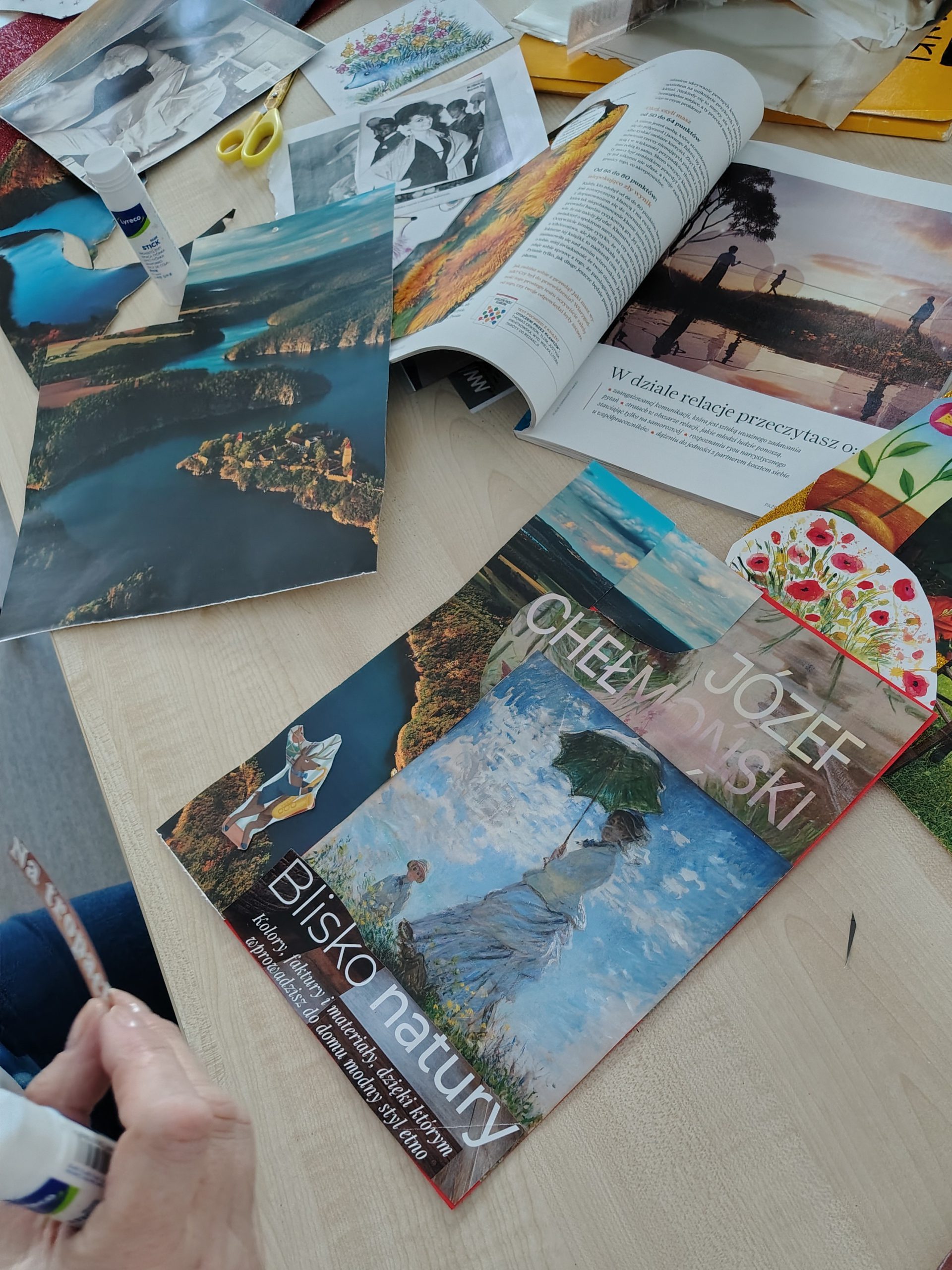 Powstający kolaż - widać materiały plastyczne i rozłożone gazety