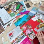 Powstający kolaż - widać dłoń układającą elementy na kolorowym papierze