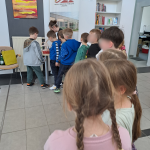 Dzieci czekają w kolejce na przypinki