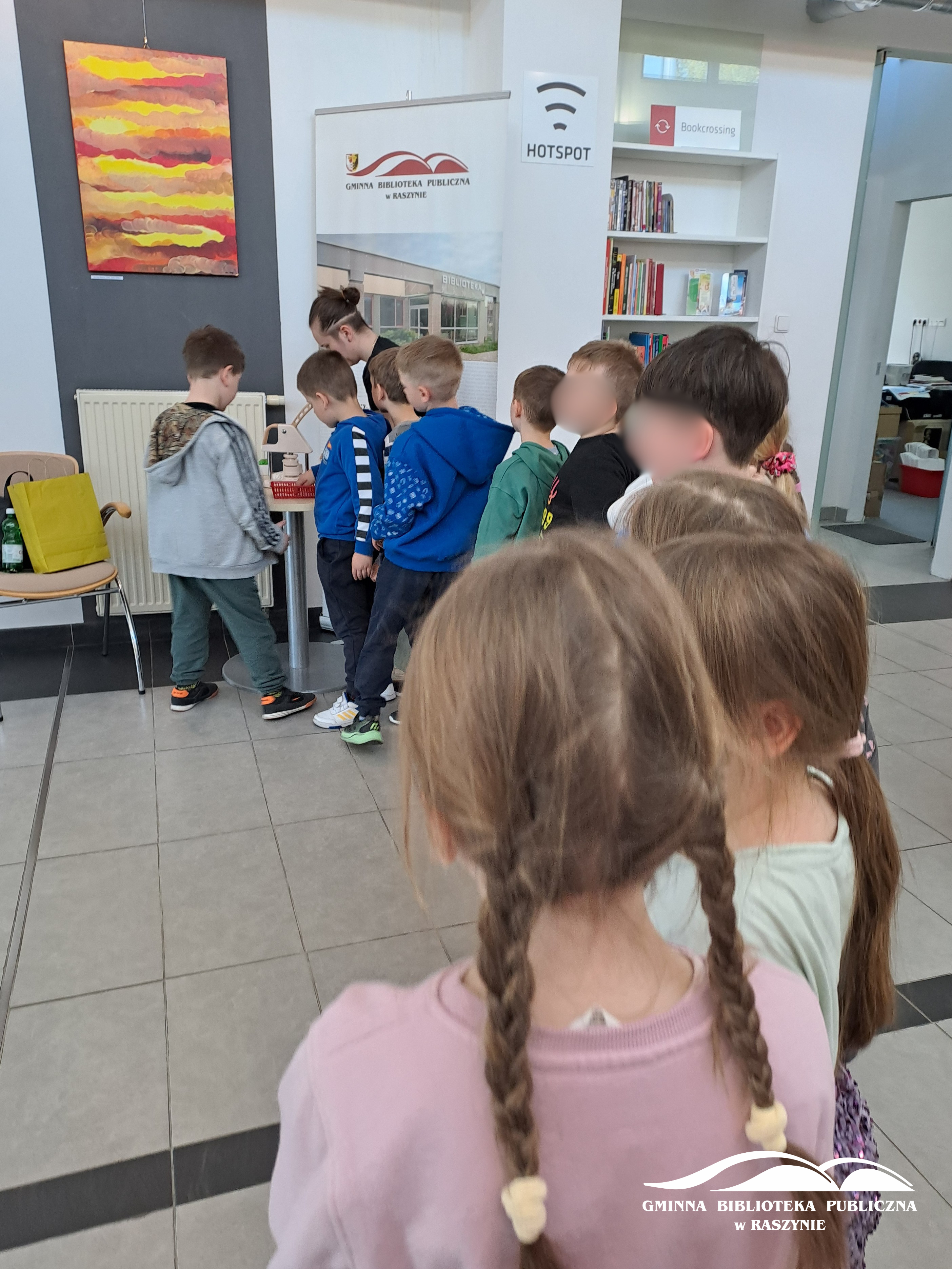 Dzieci czekają w kolejce na przypinki