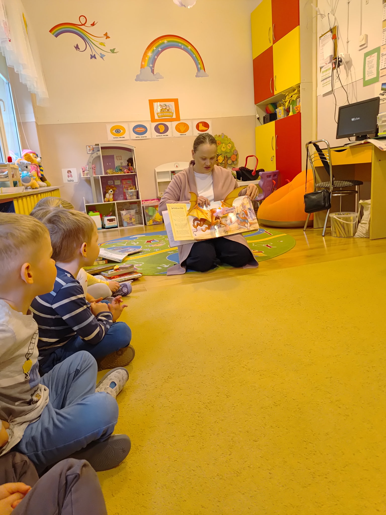 Bibliotekarka pokazuje książkę o skrzydlatych zwierzętach