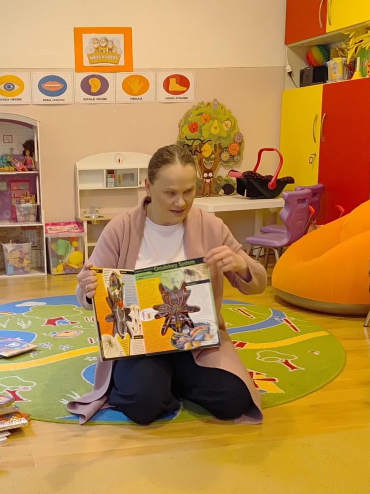 Bibliotekarka pokazuje książkę z elementami ruchomymi
