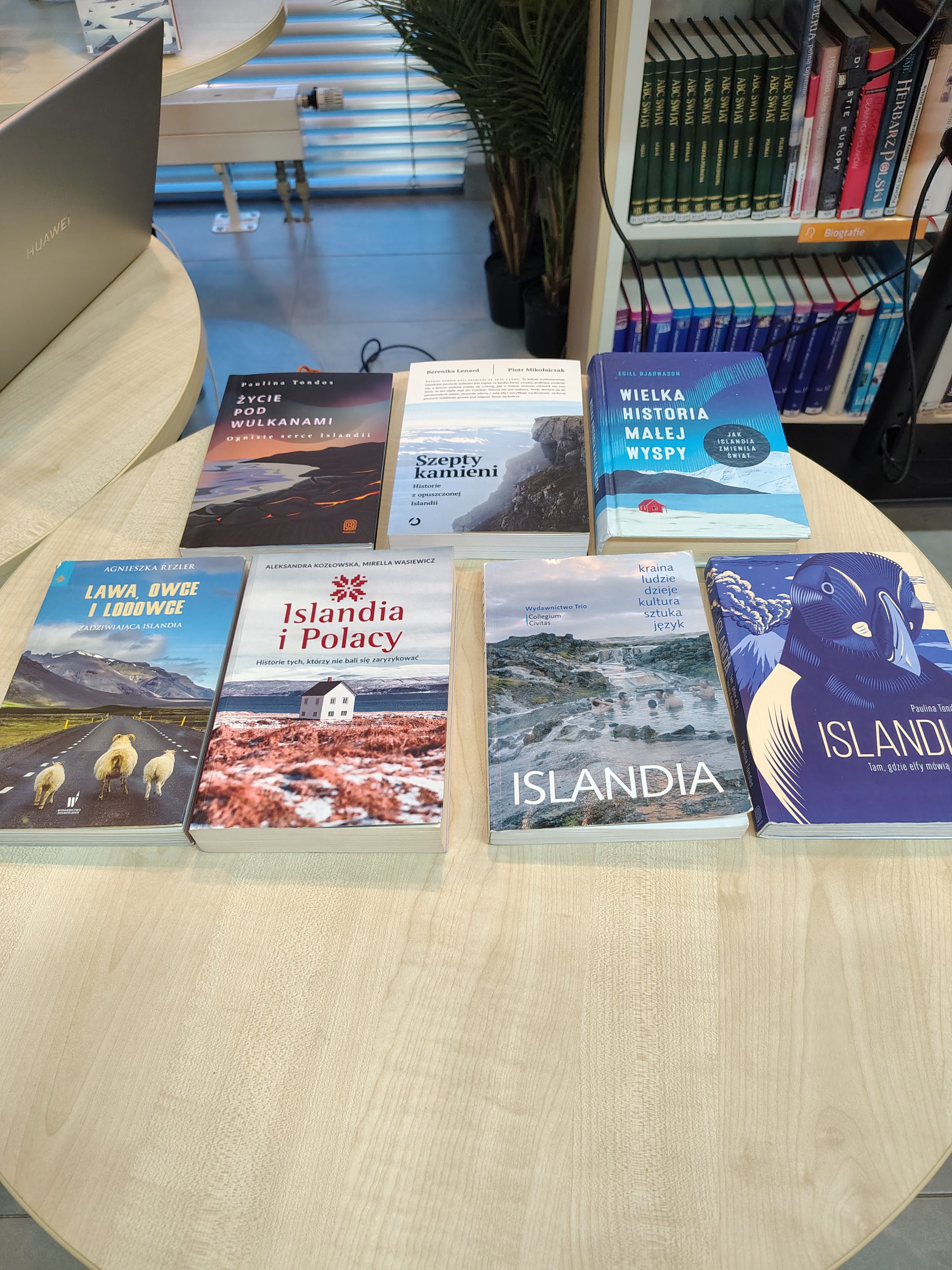 Książki o Islandii na stoliku