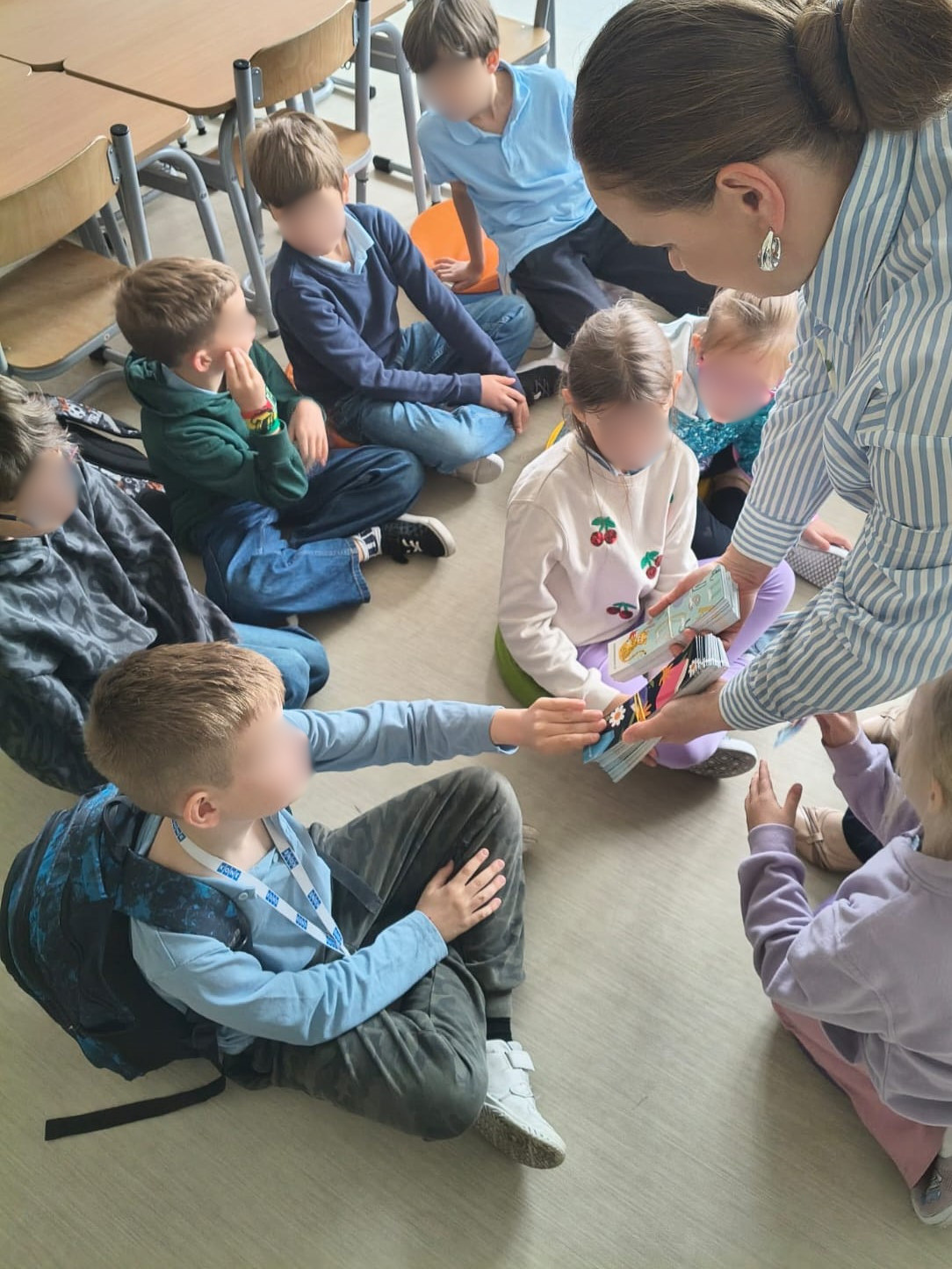 Dzieci wybierają sobie pamiątkowe zakładki do książek