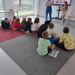 Dzieci prezentują swoje prace na ekranie