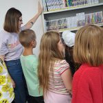 Dzieci oglądają komiksy w dziale z komiksami i mangami