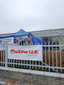 Płot biblioteki z banerem Mazowsze serce Polski