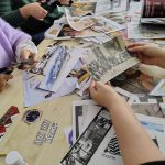 Stół z wycinankami z papieru, cytatami, ilustracjami do powstających kolaży