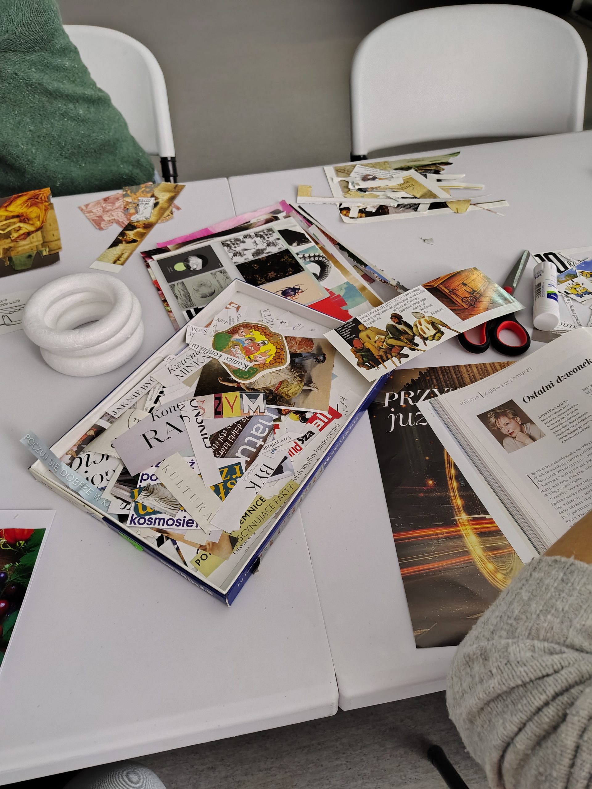 Kartki z kolorowymi wydrukami do wykorzystania w kolażach