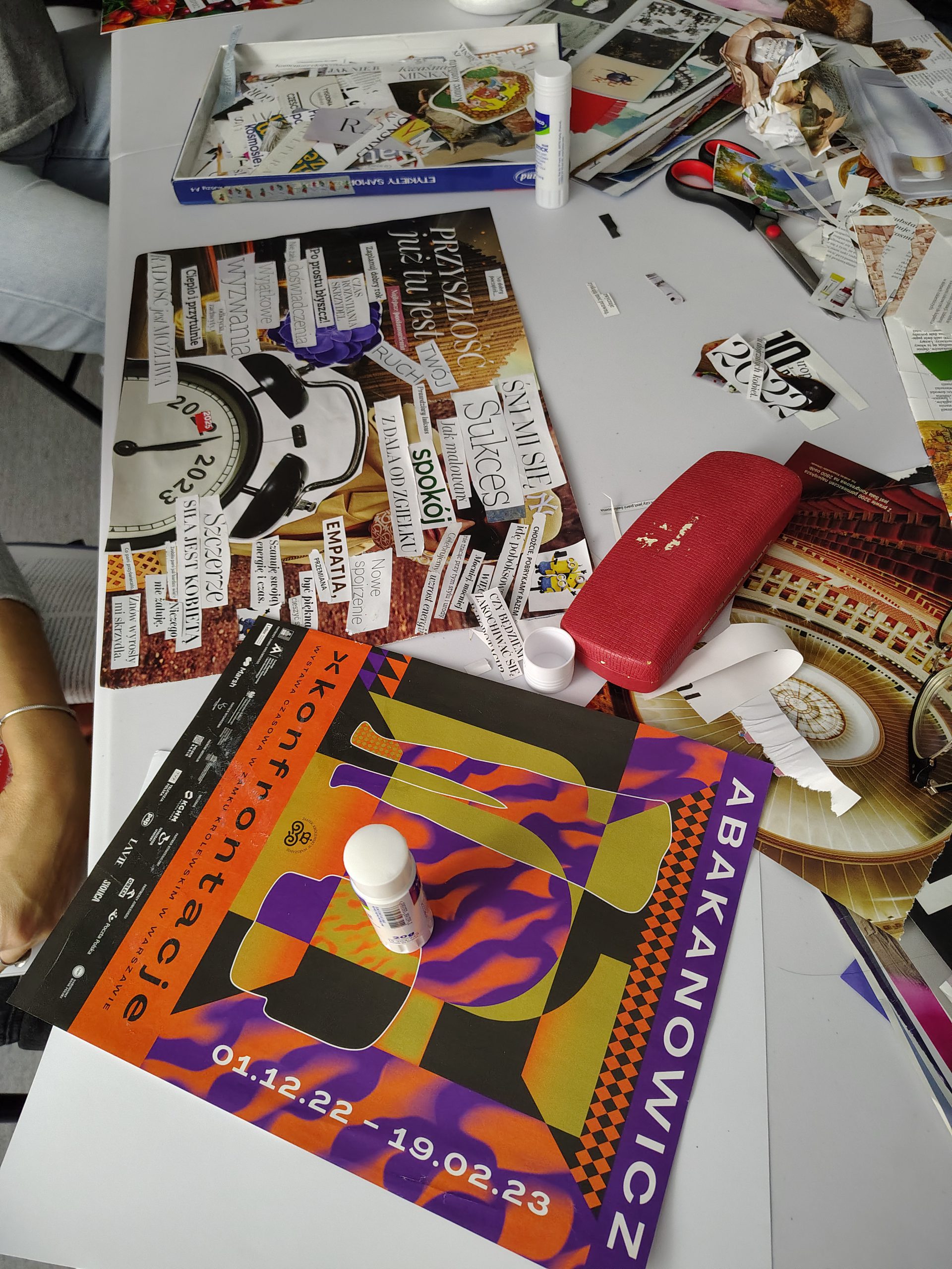 KArtki z kolorowymi wydrukami do wykorzystania w tworzeniu kolaży