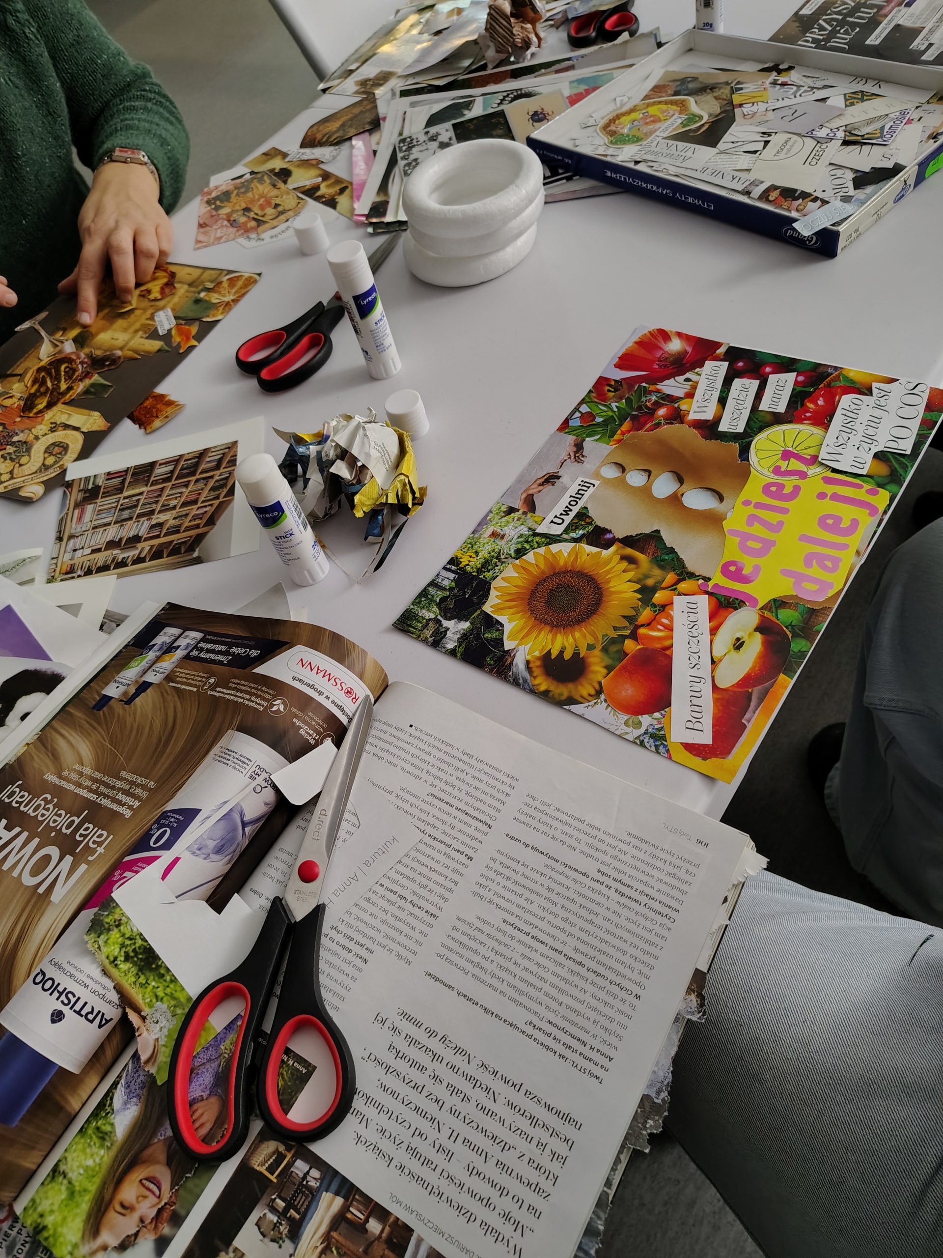 Jeden z gotowych kolaży z hasłem przewodnim Jedziesz dalej