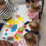 Grupa dzieci pracuje nad wyklejankami papierowymi podczas spotkania w filii w Jaworowej.