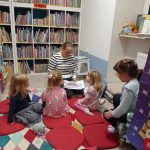 Dzieci oglądają ilustracje do kamishibai podczas spotkania z cyklu teatrzyk kamishibai w filii w Jaworowej