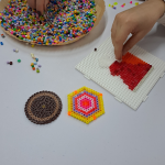 Zbliżenie na stół z pracami