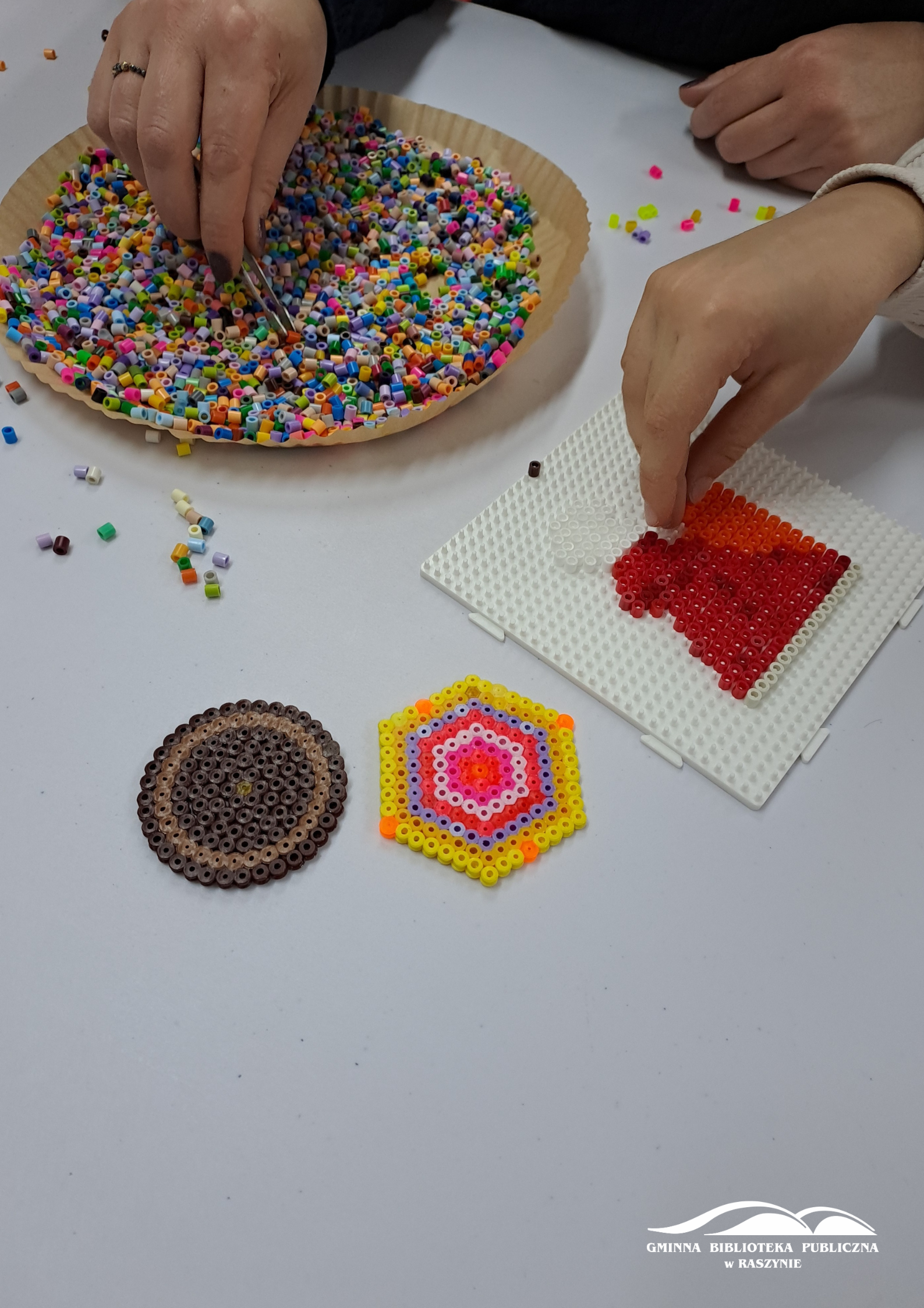 Zbliżenie na stół z pracami