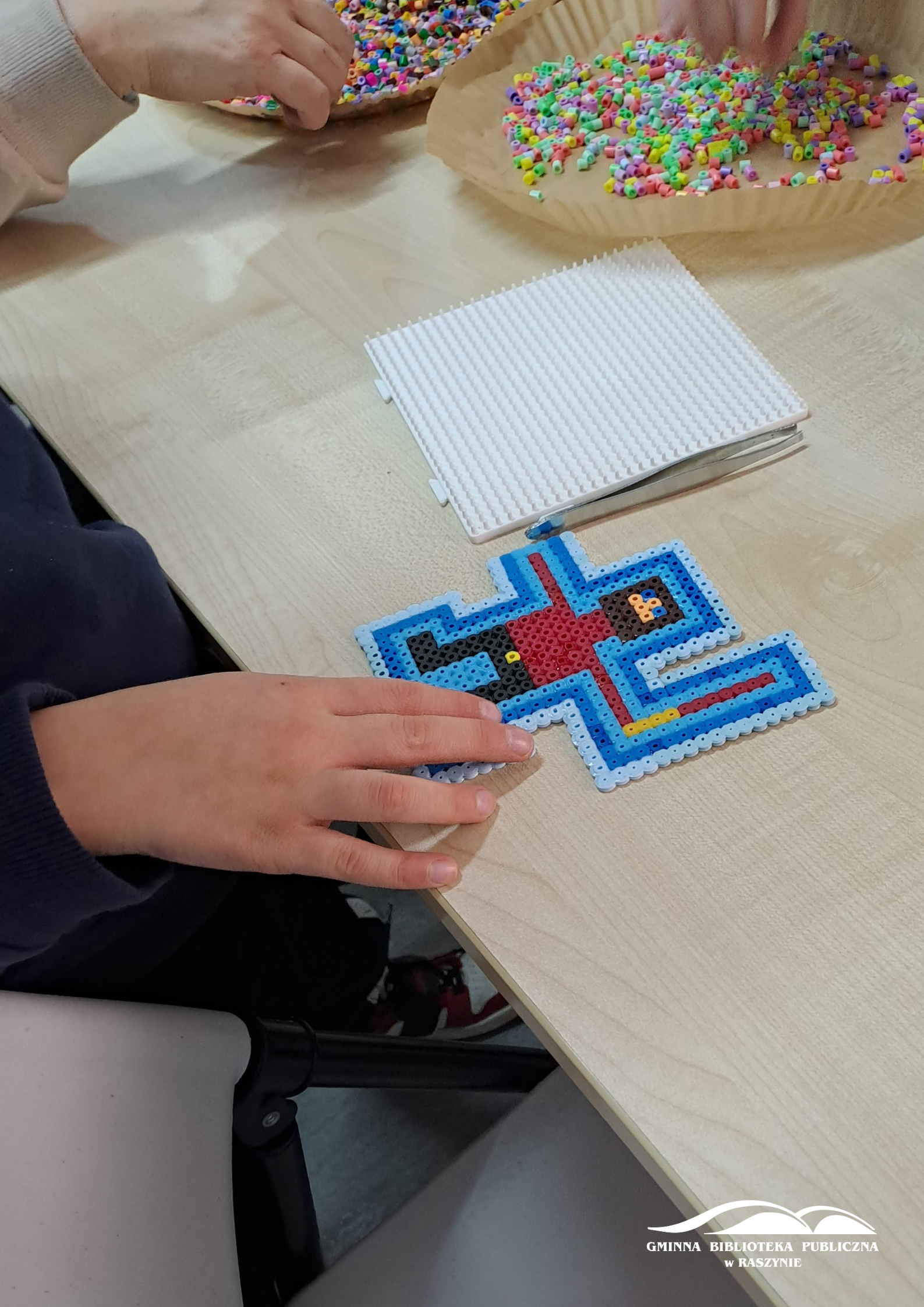 Zbliżenie na jedną z prac - świętego Mikołaja z mieczem świetlnym