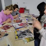 Uczestniczki warsztatów kolażowych podczas pracy - zbliżenie na stół z materiałami