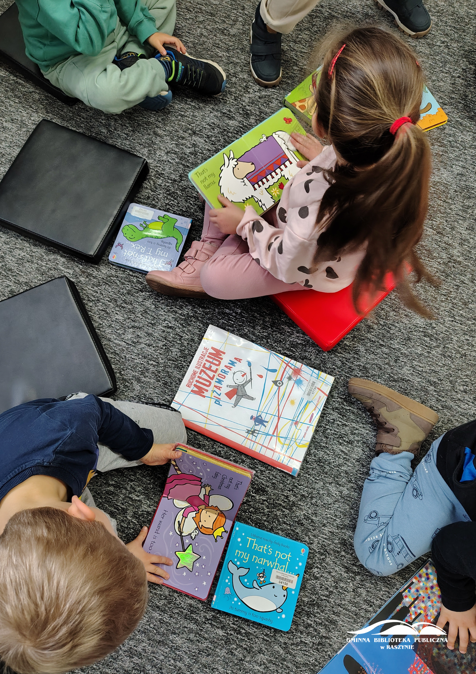 Dzieci przeglądają książki w dziale dla dzieci