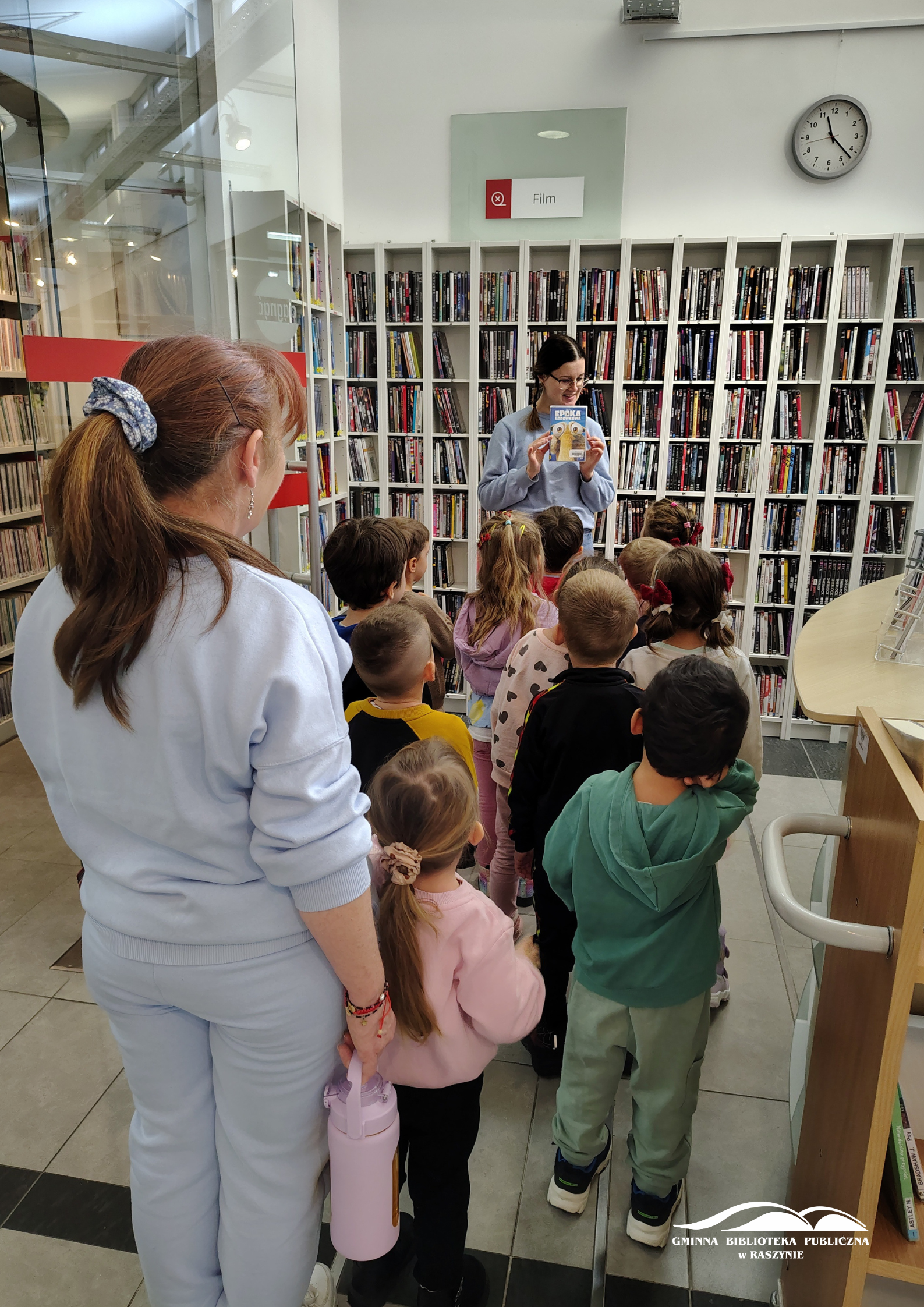 Bibliotekarka pokazuje płytę z animacją w dziale film