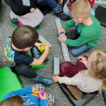 Grupa dzieci pokazuje skończony pojazd dla Mikołaja z rampą