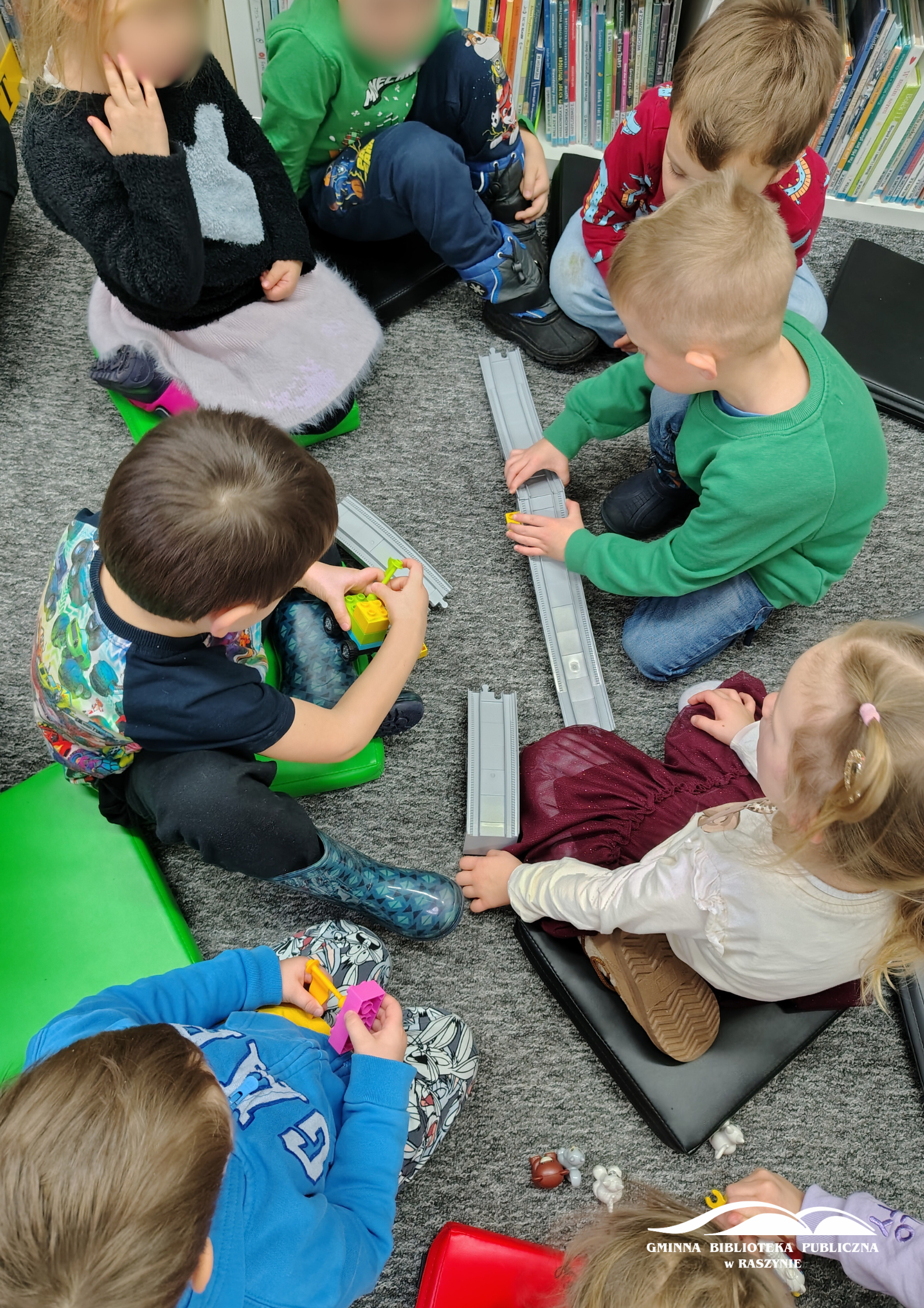 Grupa dzieci pokazuje skończony pojazd dla Mikołaja z rampą