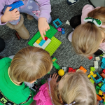 Grupka dzieci pracuje nad wspólnym pojazdem dla Mikołaja