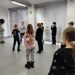 Zabawa w Simon says - uczniowie łapią się za nosy