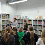 Uczniowie zwiedzają dział z książkami anglojęzycznymi w dziale dla dzieci