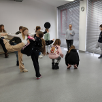 Zabawa Simon says - uczniowie łapią się za stopy