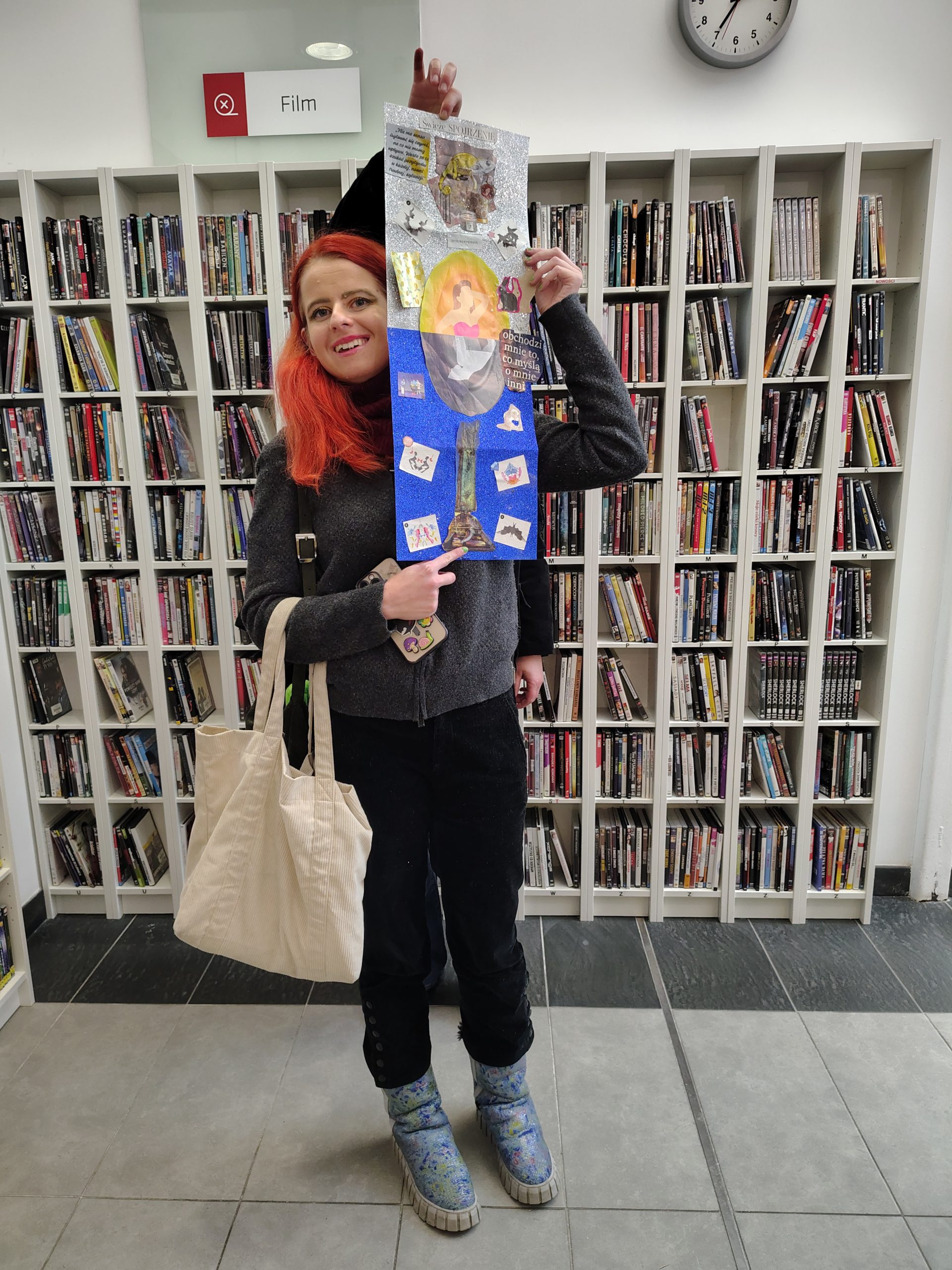 Jedna z uczestniczek warsztatów prezentuje swoją pracę