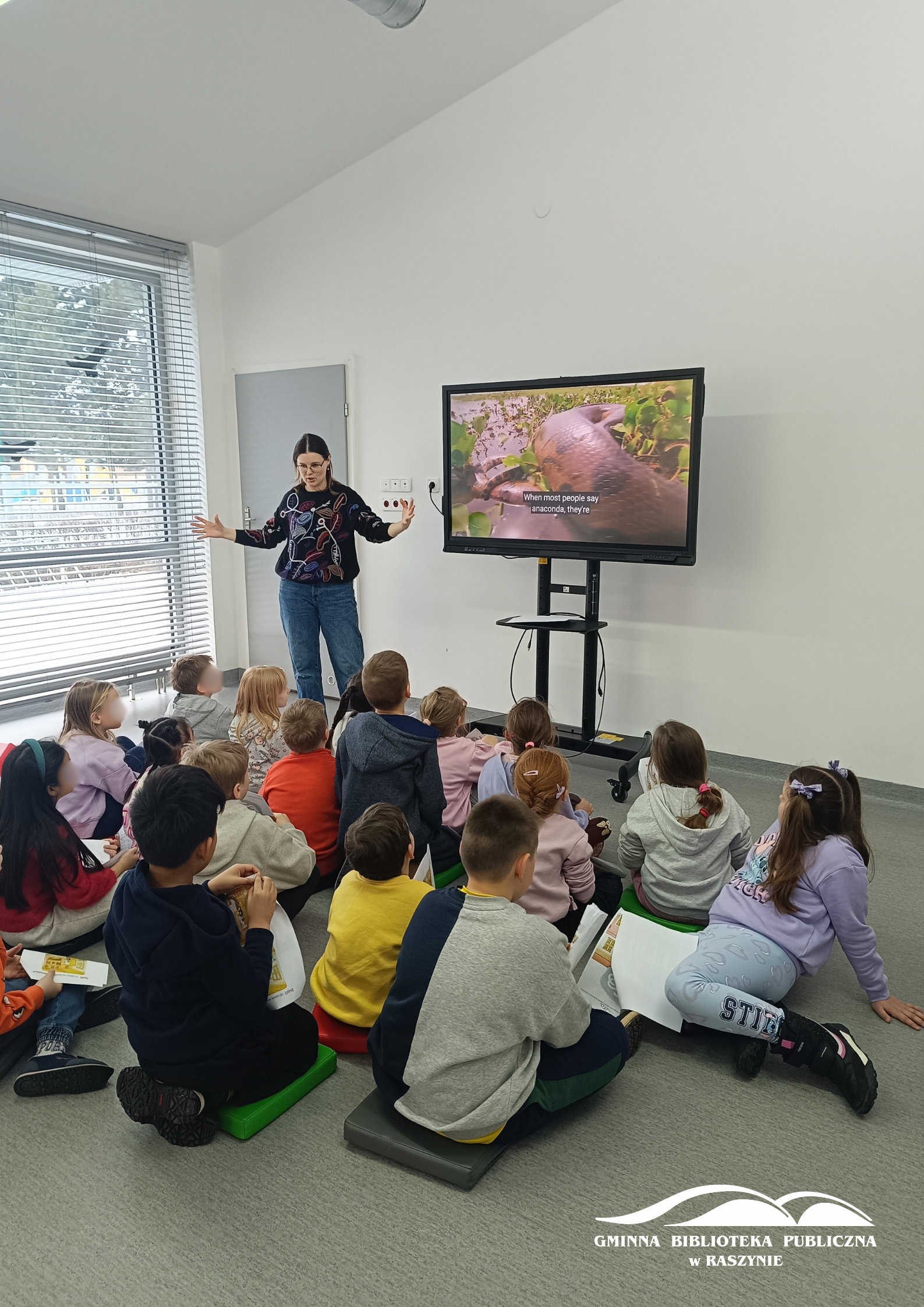 Dzieci oglądają krótki film o anakondach