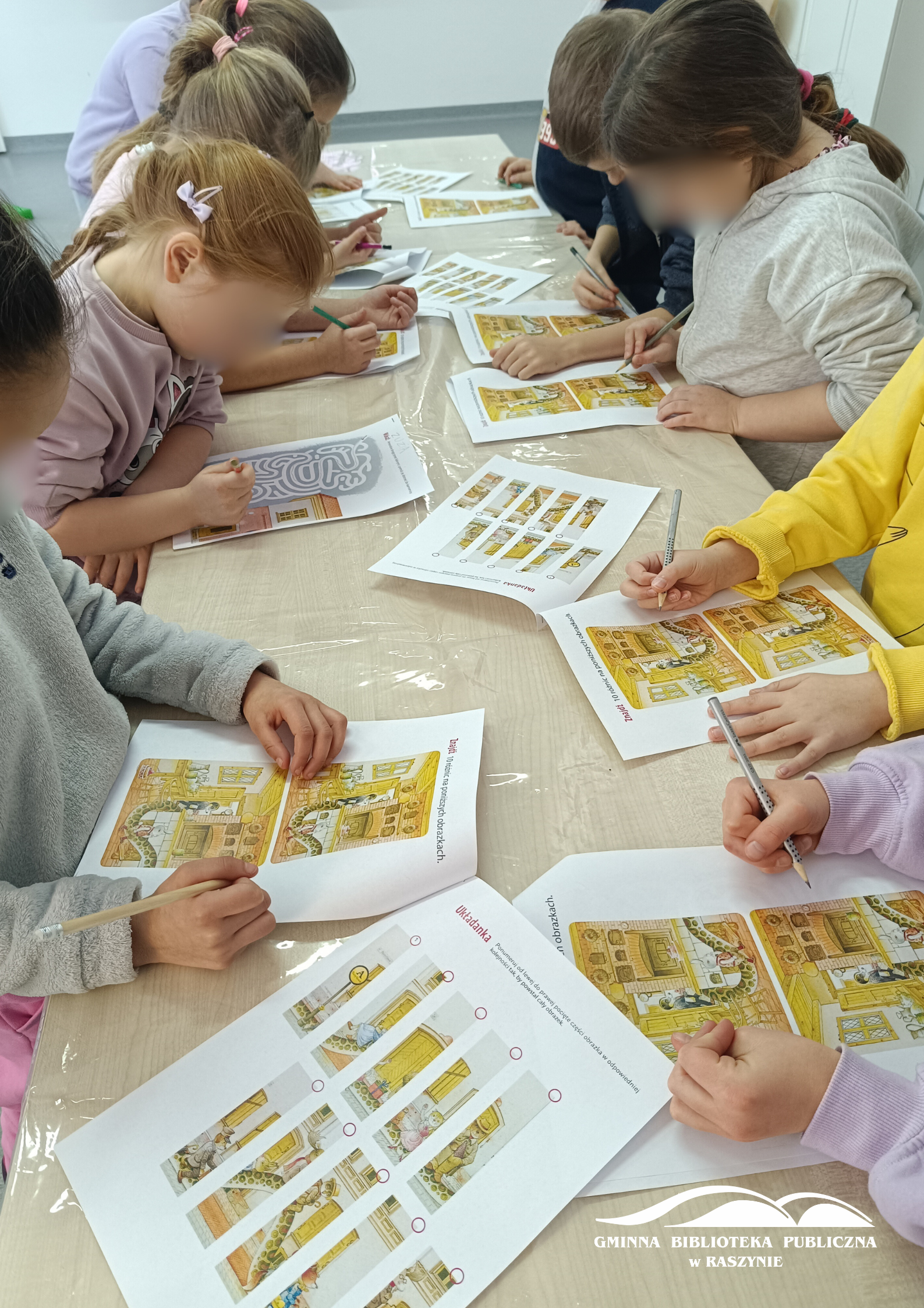 Dzieci pracują nad zadaniami na podstawie książki